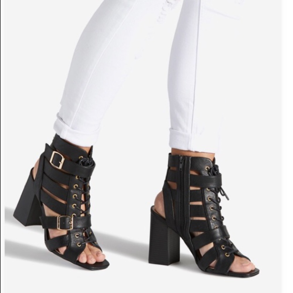 Aubri Strappy Buckled Sandal Size 7 Shoedazzle